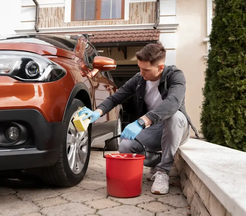 Lavage auto à domicile Saint-Christol-lez-Alès : professionnel intervenant sur un véhicule